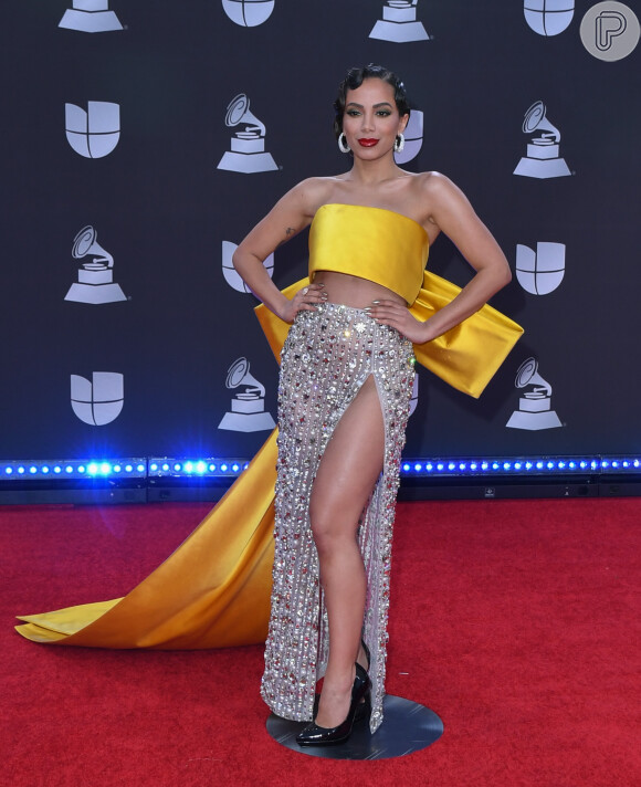 Anitta, em 1º look, aposta em saia de cristais e top de laço para o Grammy Latino, nos EUA, nesta quinta-feira, dia 14 de novembro de 2019