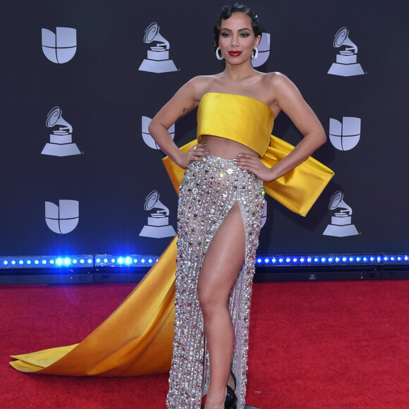 Anitta, em 1º look, aposta em saia de cristais e top de laço para o Grammy Latino, nos EUA, nesta quinta-feira, dia 14 de novembro de 2019