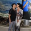 Zezé Di Camargo beijou a noiva, Graciele Lacerda, no aeroporto de Corumbá (MS) 