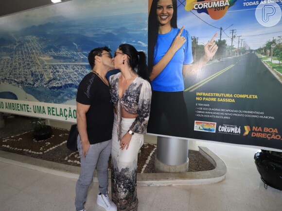 Zezé Di Camargo e Graciele Lacerda trocaram beijos no aeroporto de Corumbá (MS) nesta sexta-feira, 15 de novembro de 2019