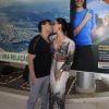 Graciele Lacerda ganhou beijo do noivo, Zezé Di Camargo, em aeroporto