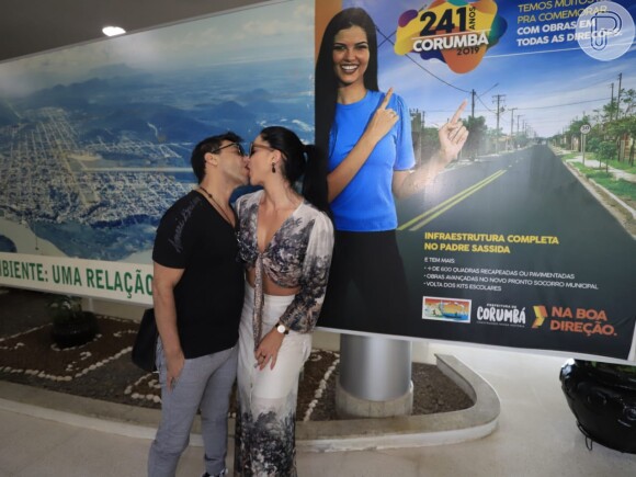 Graciele Lacerda ganhou beijo do noivo, Zezé Di Camargo, em aeroporto