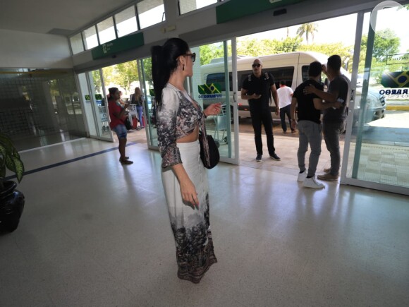 Corpo de Graciele Lacerda, noiva de Zezé Di Camargo, chamou atenção em aeroporto