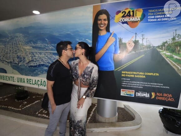 Zezé Di Camargo e Graciele Lacerda trocaram carinhos no aeroporto de Corumbá (MS)