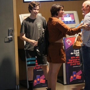 Giovanna Antonelli aproveitou o feriado para levar o filho ao shopping