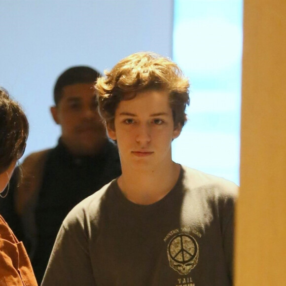 Giovanna Antonelli deixou barriga seca à mostra em passeio com filho