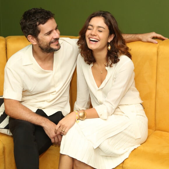 Sophie Charlotte posou sorridente com marido, Daniel de Oliveira