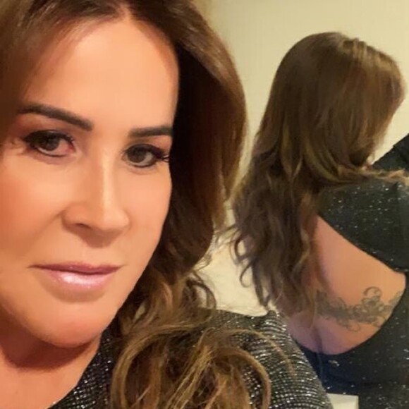 Zilu mostra detalhe completo de sua tatuagem ao usar look com decote invertido