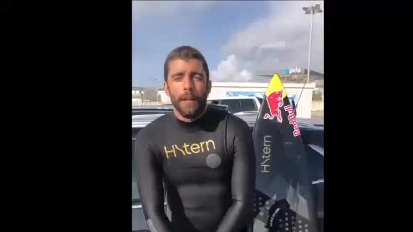Pedro Scooby mata saudades do mar e encara onda de 20 m em Nazaré, Portugal