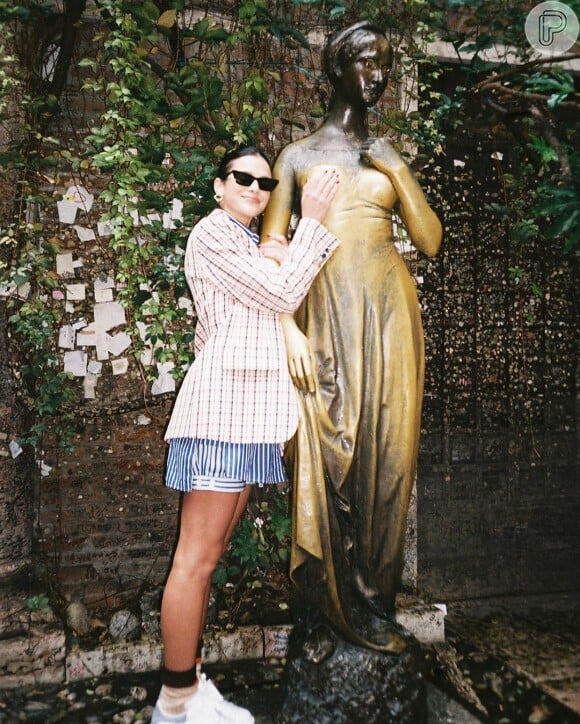 Na Itália, Bruna Marquezine conheceu a famosa estátua de Julieta e aderiu a superstição de segurar nos seios da escultura para ter mais sorte no amor