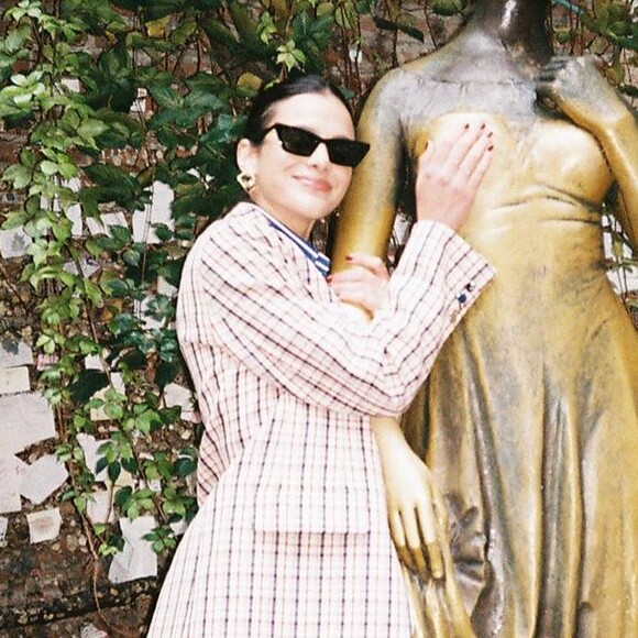 Na Itália, Bruna Marquezine conheceu a famosa estátua de Julieta e aderiu a superstição de segurar nos seios da escultura para ter mais sorte no amor