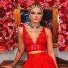 Thássia Naves inspira com a cor da paixão ao apostar num minicorselet da coleção Fetiche da Hope com uma saia Dolce & Gabbana