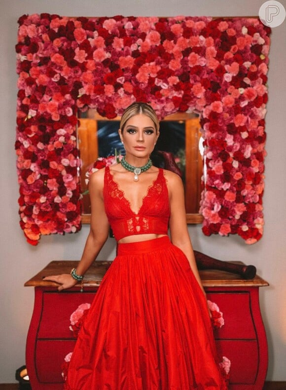 Thássia Naves inspira com a cor da paixão ao apostar num minicorselet da coleção Fetiche da Hope com uma saia Dolce & Gabbana