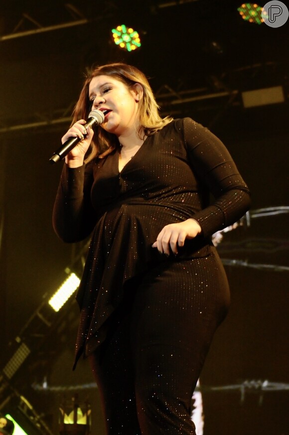 Marília Mendonça deixa barriga de grávida em evidência em show em São Paulo nesta sexta-feira, dia 22 de novembro de 2019