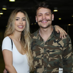 Gabi Brandt leva o marido, Saulo Poncio, ao espetáculo 'A Volta do Que Não Foi', de Whindersson Nunes