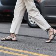 A sandália rasteira de amarrar está na moda e combina superbem com conjuntos de alfaiataria no verão. E ela é curinga para o happy hour!