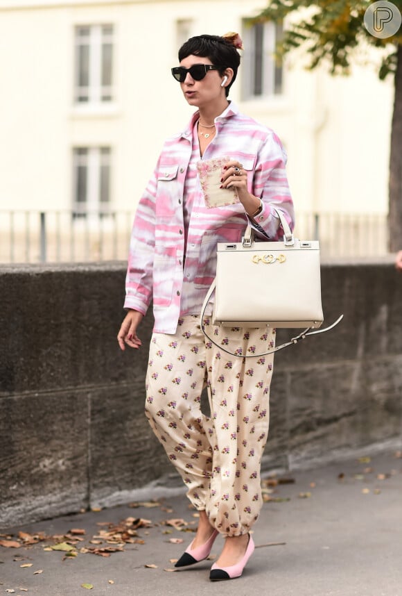 Tie dye é tendência e a camisa com a estampa manchadinha deixa o look do escritório mais leve no verão. Com ela, você está pronta para o happy hour!