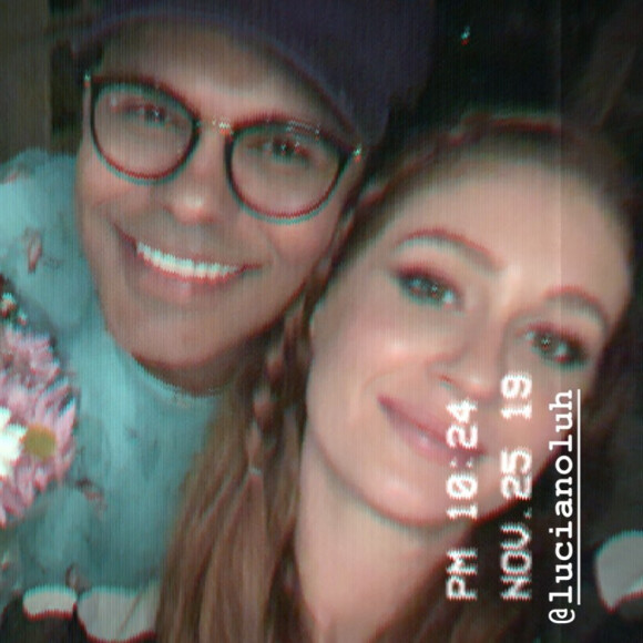 Marina Ruy Barbosa faz selfie nos bastidores da novela 'Bom Sucesso'