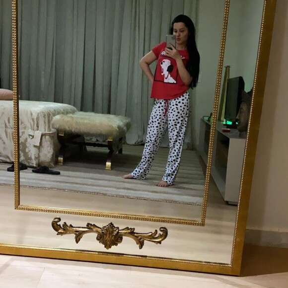 Maraisa, da dupla com Maiara, apareceu só de pijama em foto na web