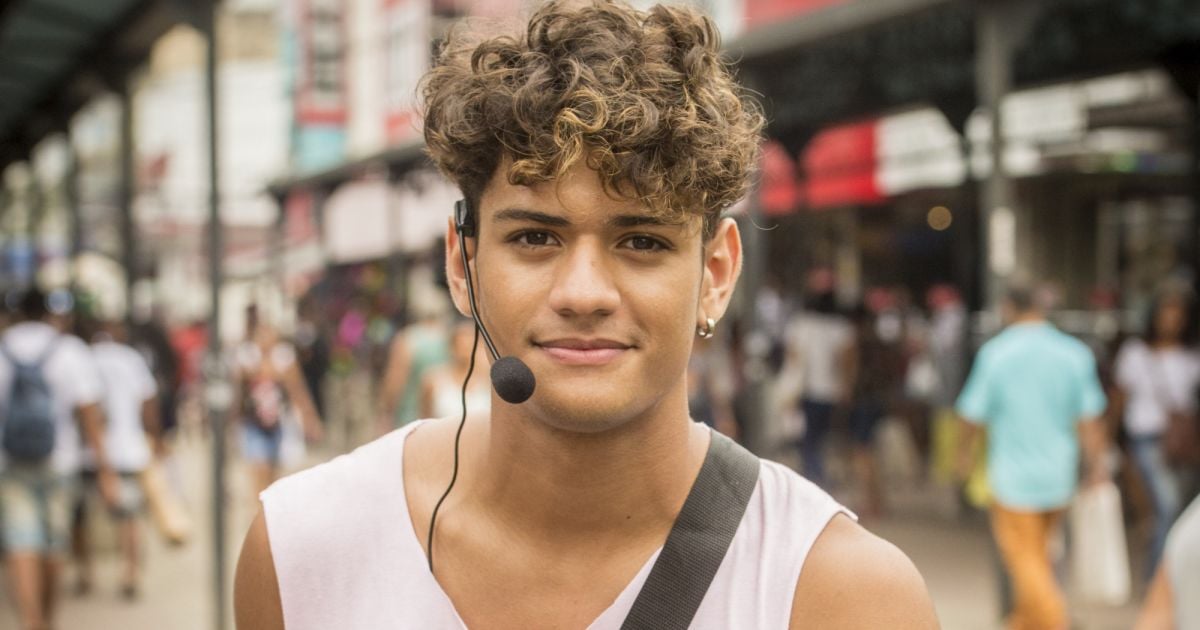 Cléber (Gabriel Santana) revela que sua