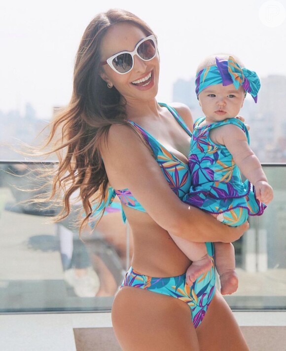 Sabrina Sato e a filha, Zoe, também já surgiram com beachwear idênticos
