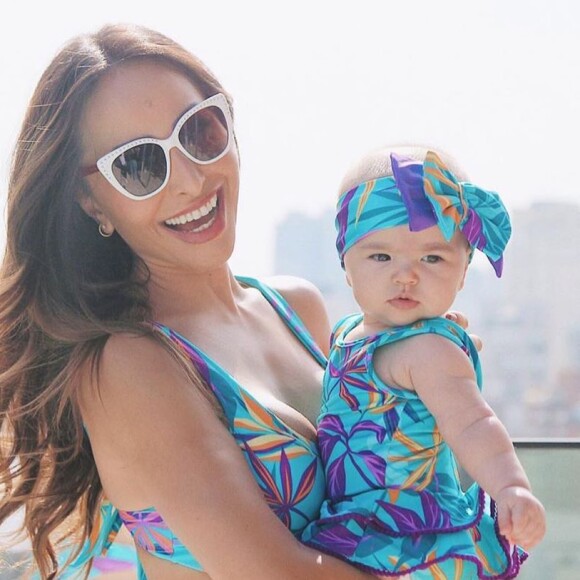 Sabrina Sato e a filha, Zoe, também já surgiram com beachwear idênticos