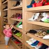 A filha de Sabrina Sato, Zoe, já apareceu animada no closet de sapatos da apresentadora