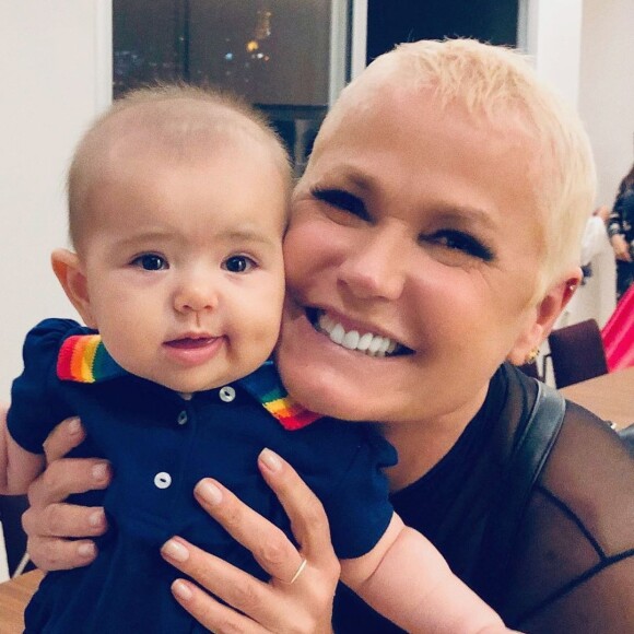 Xuxa Meneghel foi uma das famosas que visitou Zoe, filha de Sabrina Sato, no primeiro ano de vida