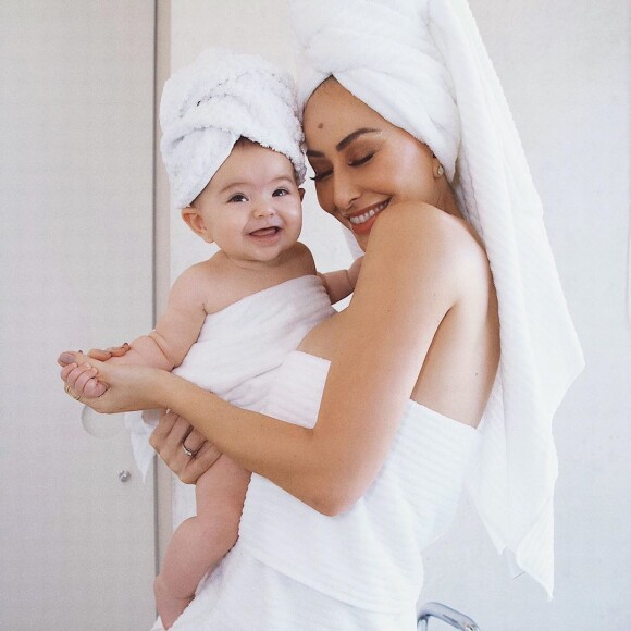 Filha de Sabrina Sato, Zoe apareceu toda sorridente na hora do banho com a apresentadora