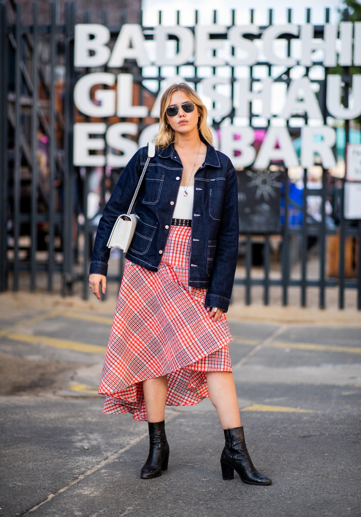 Red Plaid and Red  Moda colorida, Looks, Looks street style