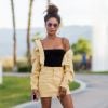 Moda no verão: minissaia colorida é hit no street style e pode ser aliada à jaqueta no mesmo tom para formar um conjuntinho fashion