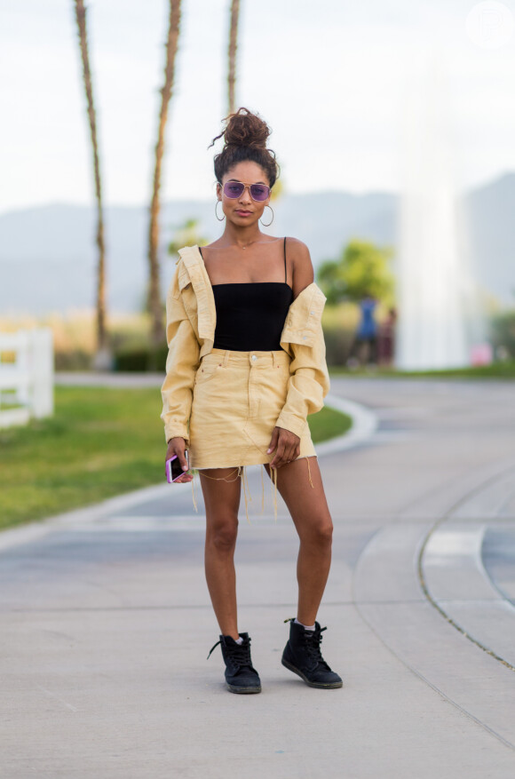 Moda no verão: minissaia colorida é hit no street style e pode ser aliada à jaqueta no mesmo tom para formar um conjuntinho fashion