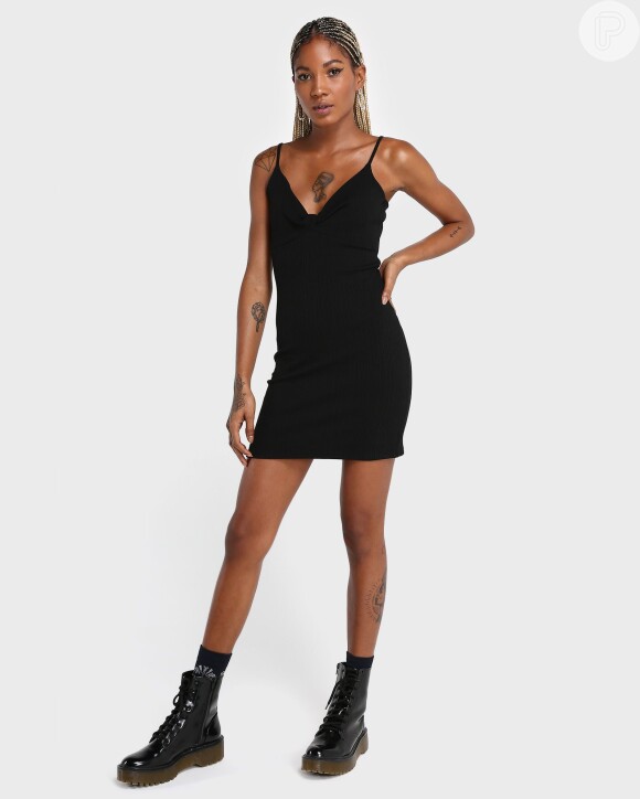 Vestido preto básico: peça curinga no closet é da Riachuelo e custa R$ 69,90