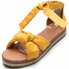 Presente de Natal: sandália flat colorida com amarração no tornozelo é tendência de moda para o verão e modelo da Bebecê custa R$ 99,99