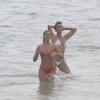 Amigas, as atrizes foram flagradas durante gravação de 'Salve Jorge' tomando banho de mar, na Praia do Recreio, em janeiro de 2013