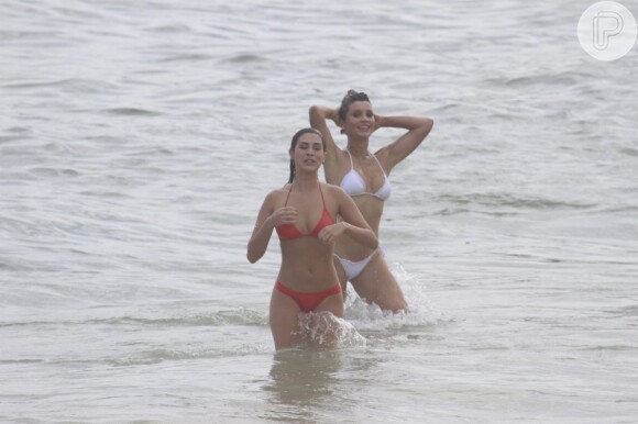 Amigas, as atrizes foram flagradas durante gravação de 'Salve Jorge' tomando banho de mar, na Praia do Recreio, em janeiro de 2013