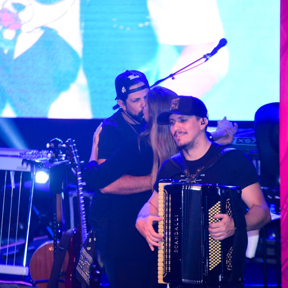 Sorocaba dá beijo na noiva, Biah Rodrigues, em palgo de show