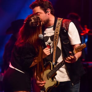 Maiara e Fernando trocam beijos em palco de show