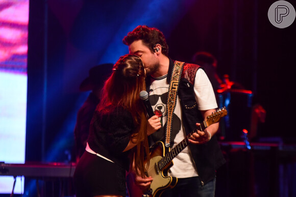 Maiara e Fernando trocam beijos em palco de show