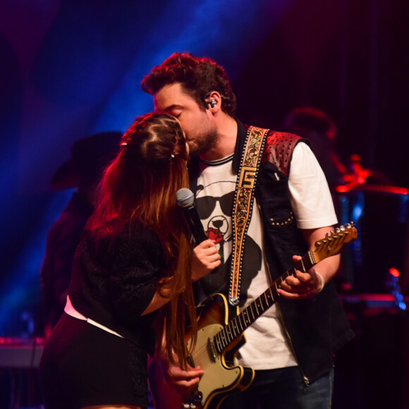 Maiara e Fernando trocam beijos em palco de show