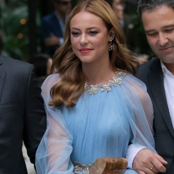 Vestido de Paolla Oliveira tem manga com transparência, fenda e cinto brilhoso em casamento de Ale de Souza neste domingo, dia 01 de dezembro de 2019