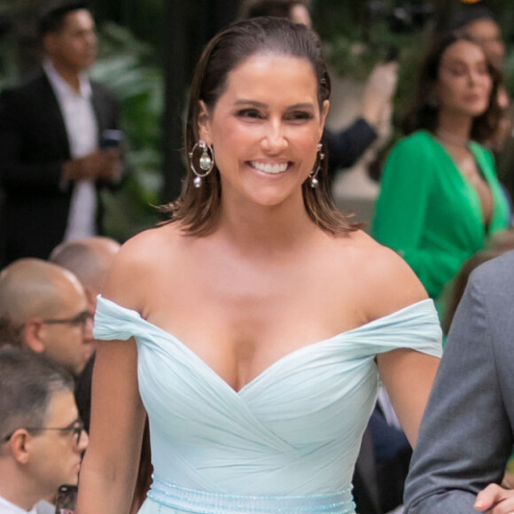 Vestido de Deborah Secco tem decote ombro a ombro, fenda e estilo princesa em casamento de Ale de Souza neste domingo, dia 01 de dezembro de 2019