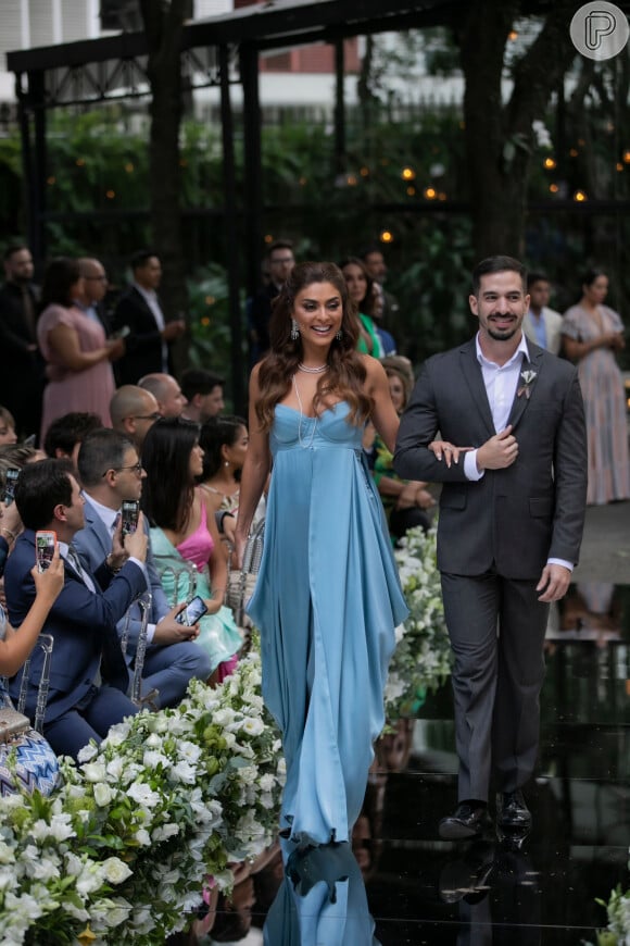 Vestido de Juliana Paes conta com busto estruturado e tecido fluido em casamento de Ale de Souza neste domingo, dia 01 de dezembro de 2019