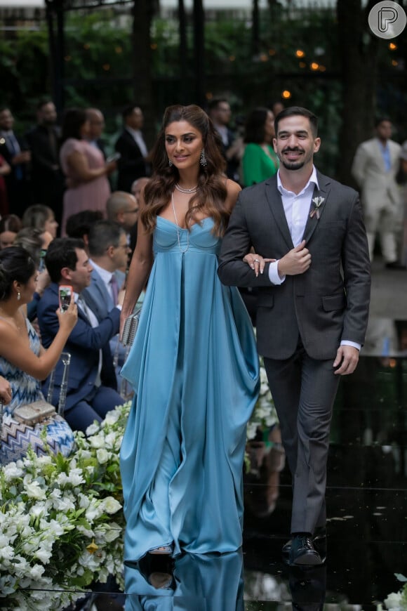 Vestido de Juliana Paes conta com saia assimétrica em camadas em casamento de Ale de Souza neste domingo, dia 01 de dezembro de 2019