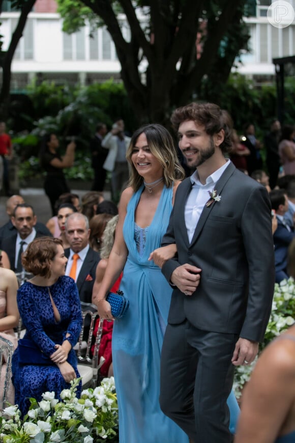 Vestido de Carol Sampaio tem sobreposição e peça em renda por baixo em casamento de Ale de Souza neste domingo, dia 01 de dezembro de 2019