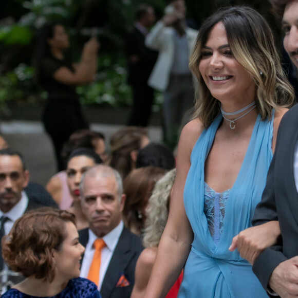 Vestido de Carol Sampaio tem sobreposição e peça em renda por baixo em casamento de Ale de Souza neste domingo, dia 01 de dezembro de 2019