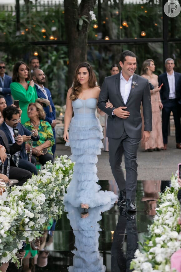 Vestido de Wanessa Camargo tem busto estruturado tomara-que-caia e babados em casamento de Ale de Souza neste domingo, dia 01 de dezembro de 2019