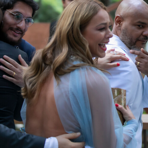 Vestido de Paolla Oliveria tem costas nuas em casamento de Ale de Souza neste domingo, dia 01 de dezembro de 2019