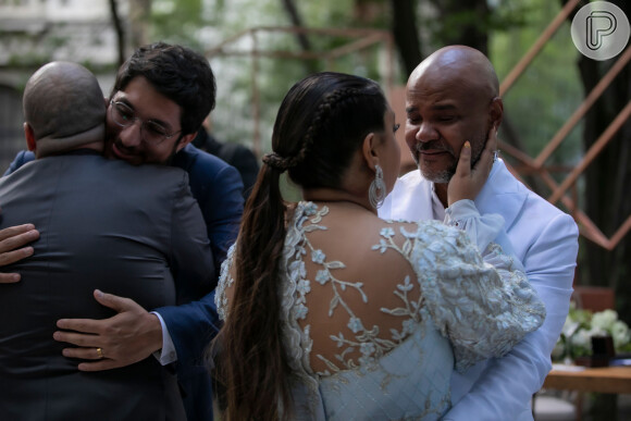 Vestido de Preta Gil tem transparência e costas seminuas com detalhes em casamento de Ale de Souza neste domingo, dia 01 de dezembro de 2019