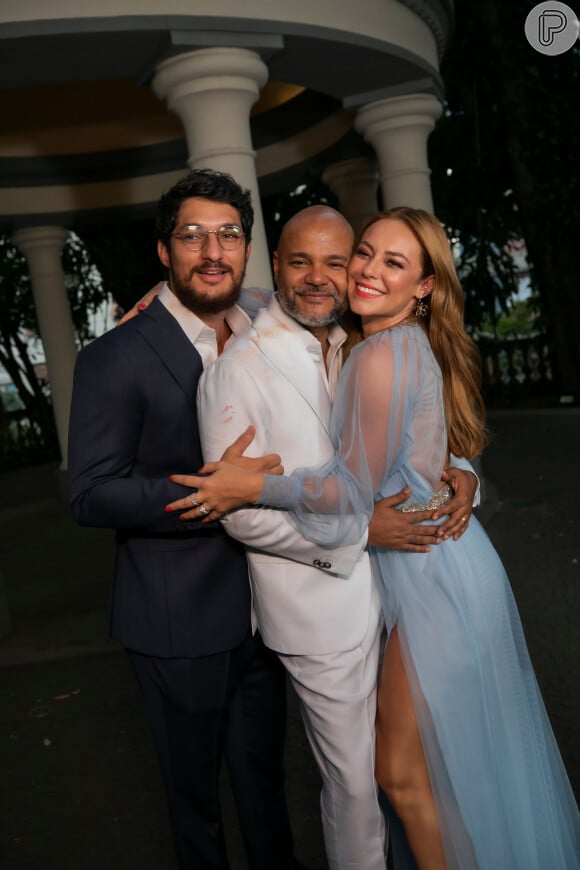 Vestido de Paolla Oliveira tem detalhe transparente nas mangas em casamento de Ale de Souza neste domingo, dia 01 de dezembro de 2019